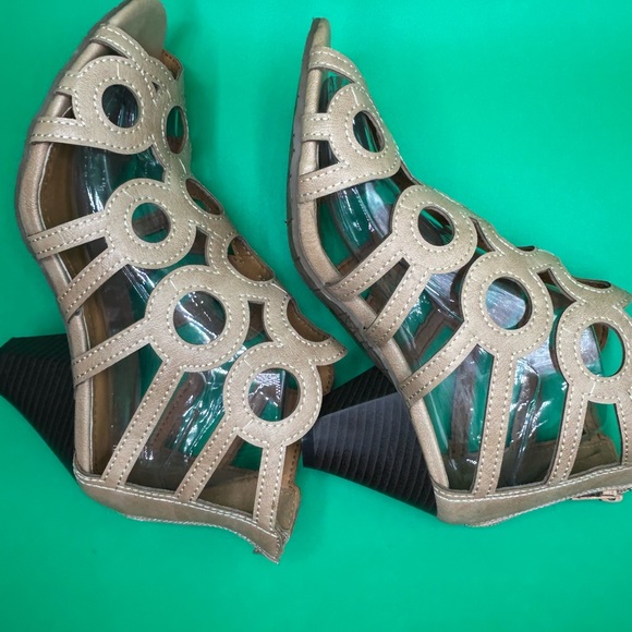 N.Y. VIP Tan Heel Open Toe Sandals Size 8 NWOT - Picture 11 of 14